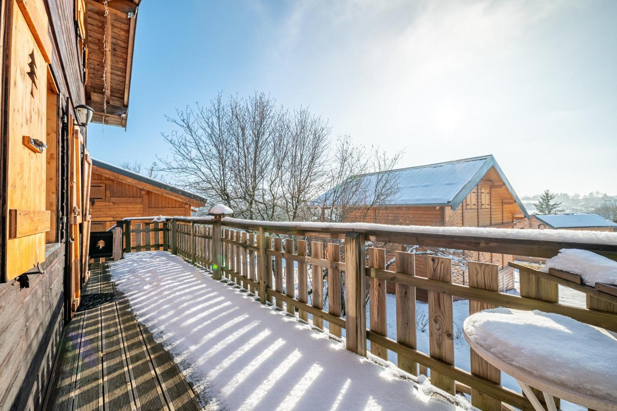 Chalet L'Embellie - Chalet Avec Piscine Partagee Saint-Laurent-en-Grandvaux Exterior photo